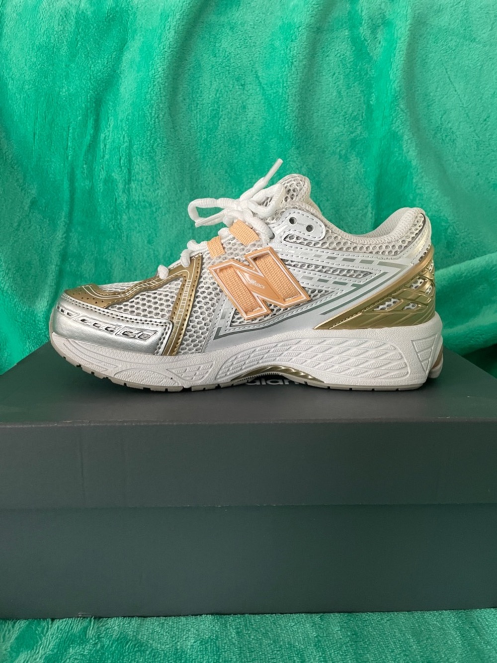 New Balance 1906 Size 4 US Kids - Picture 2 of 3